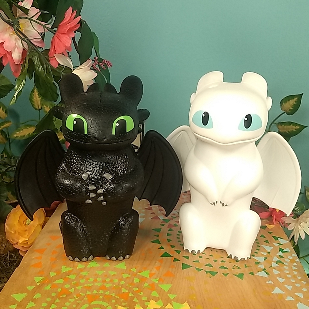Light Fury & Night Fury Toothless cold drink holders collectible set & S…